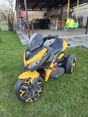 Motocicleta electrica pentru copii, doua motoare, acumulator 12V, cu muzica si lumini, 8008 galben