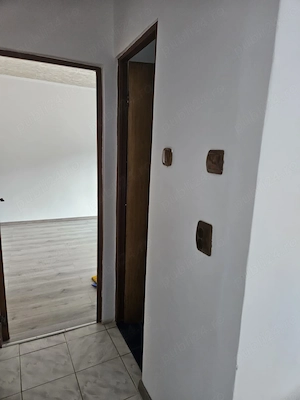 Vand garsoniera renovata etaj 2 din 4 zona Renk - imagine 6