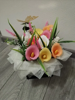 vând aranjamente florale  