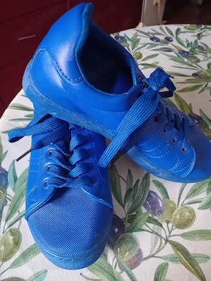 Adidasi Adidas ca noi