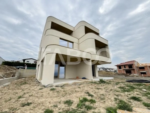 Casa tip duplex constructie premium curte geneorasa si view spre Cluj