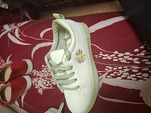 Vind adidași si pantofi roșii ca noi - imagine 3
