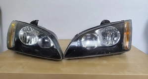 Vând un set de faruri și un set de stopuri pentru Ford Focus 2, fundal negru