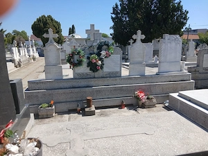 Proprietar vând cavou.in cimitirul Cosminului?  ? central, , informații suplimente  la telefon !
