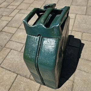Vând Canistră Metalică Benzină 20 Litri, Din Tablă Groasă, Recent Vopsită, În Stare Foarte Bună - imagine 4
