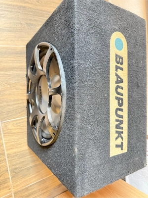 Subwoofer auto cu stație
