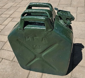 Vând Canistră Metalică Benzină 20 Litri, Din Tablă Groasă, Recent Vopsită, În Stare Foarte Bună - imagine 2