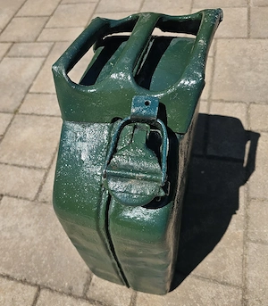 Vând Canistră Metalică Benzină 20 Litri, Din Tablă Groasă, Recent Vopsită, În Stare Foarte Bună - imagine 3