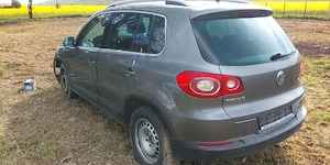 vand tiguan accidentat intreg sau piese