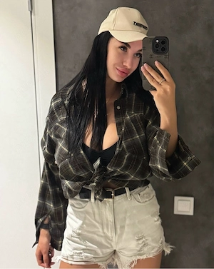 web show cu fata dotata