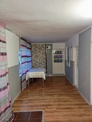 închiriez două dormitoare,baie, bucătărie și un hol spatios la curte  - imagine 4