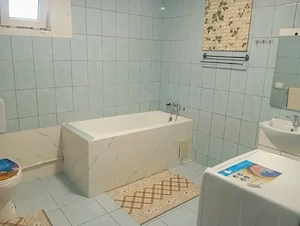 închiriez două dormitoare,baie, bucătărie și un hol spatios la curte  - imagine 2