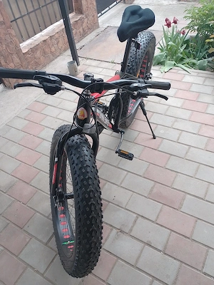 Vand bicicleta cu roti mari.