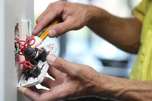 Electrician, montaj, mentenanta si reparatii interioare!!!