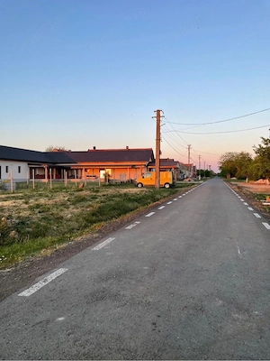 Vand teren intravilan cu dublu front stradal.