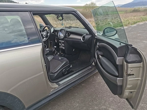 Doua autoturisme Mini  - imagine 2