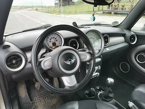 Doua autoturisme Mini  - imagine 3