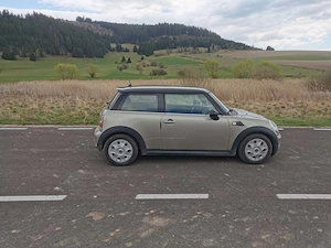 Doua autoturisme Mini 