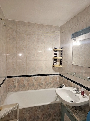 Închiriez apartament NEMOBILAT  - imagine 5