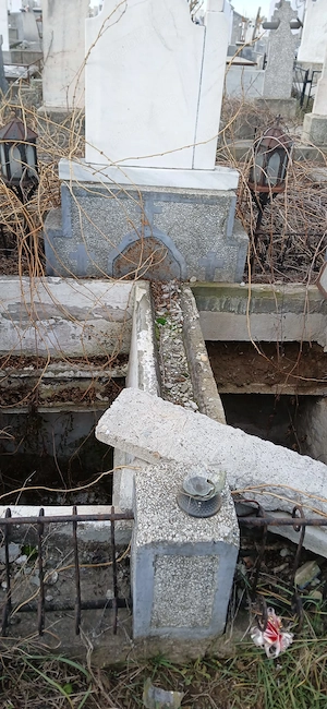 Loc de veci cimitir Roboaica - imagine 3