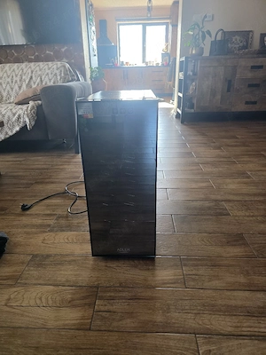 Vand mini frigider pentru vinuri