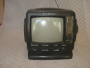 Televizor  MINI Ecran de 13 cm. Inaltime = 17 cm Latime = 17 cm cu Radio