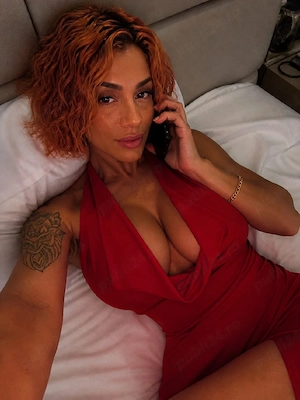 Buna sint Monica matura 40 de ani cu sani mari transexuala ! 