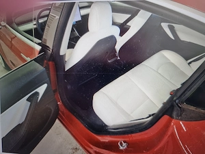 Testa model 3 ,model deosebit,roșu,tapițerie alba - imagine 5
