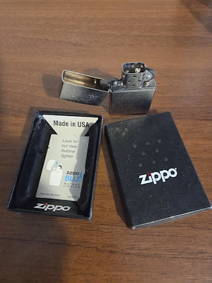 Brichetă Zippo originală cu cutie   Stare excelentă