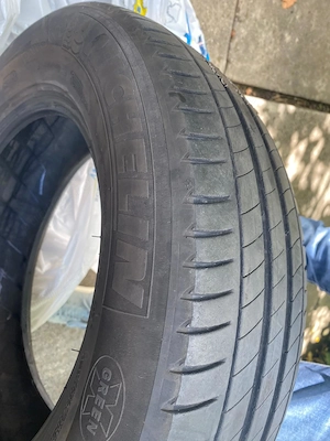 Vand 4 anvelope Michelin, profil bun, dimensiuni 215/65/17 Pret 300 lei/4 buc.