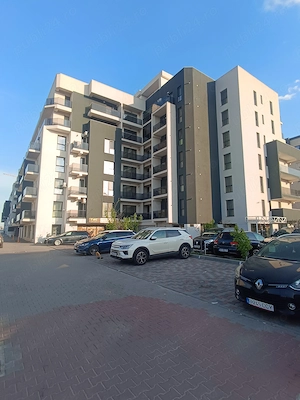 Închiriez apartament cu trei camere 