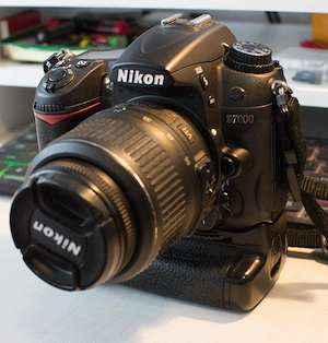 Nikon d7000( cu obiectiv 18-55 nou) si booster Meike  - imagine 3