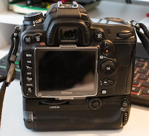 Nikon d7000( cu obiectiv 18-55 nou) si booster Meike 