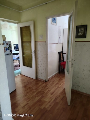 Vând 3 camere decomandate, balcon, 2 debarale, 60m, termopane, rulouri, centrala.