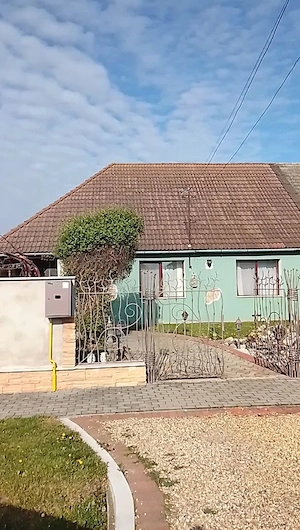Casă deosebită, din cărămidă,  în zonă bună, în Chișineu-Criș(Pădureni)