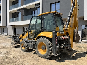 Buldoexcavator cu operator disponibil imediat