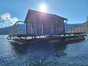 Ponton plutitor cu cabana 