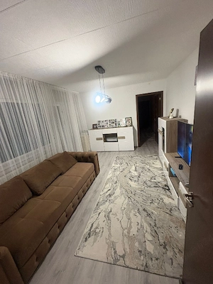Vand apartament 3 camere semidecomandat .