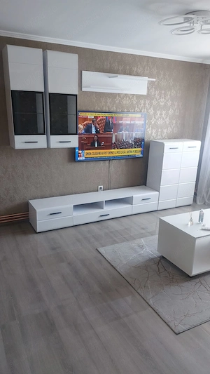 ÎNCHIRIEZ apartament 3 camere decomandat în centru.