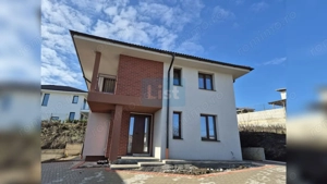 Casa superba, panouri fotovoltaice, standarde NZEB - imagine 2
