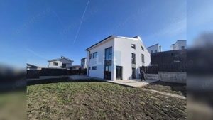 Case cu arhitectura nordica, panouri fotovoltaice, central Dezmir - imagine 2
