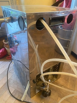 Dozator  de bere în stare de funcționare 