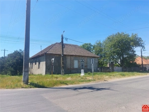 Casa spatioasa cu teren mare, pe colt, in Periam