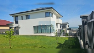 Casa ultrafinisata, garaj, panouri fotovoltaice - imagine 2
