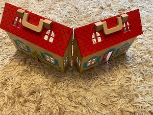 Casuta lemn cu figurine