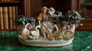 Figurină Capodimonte porțelan italian   figură feminină cu lebede