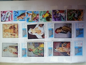 Vând 5 clasoare cu colecții de timbre și colite stare foarte bună. 