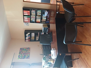 Inchiriez apartament cu 2 camere-birouri ultracentral cu parcare in curte.