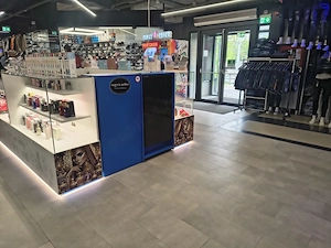 Vitrină magazin 3m cu LED și TV inclus  - imagine 6