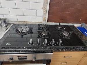 Plita 5 oghiuri ,pe gaz sau butelie.